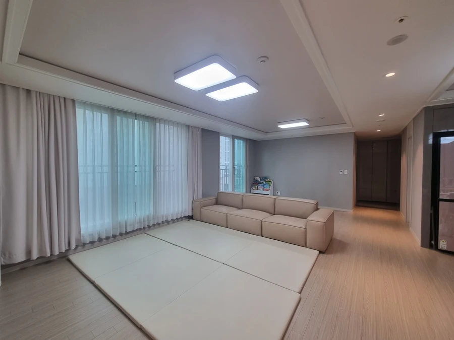 소파와 커튼으로 아늑하게 마무리한 거실 · 상담 안내